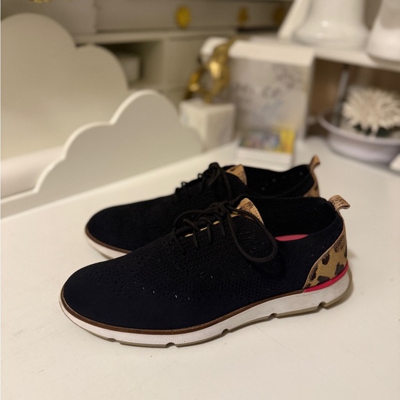 Crafted Stitchlite uppers with decorative detailing on a classic wingtip oxford. - Picture 7 of 14